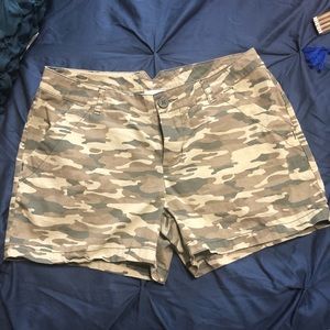 Columbia camo shorts